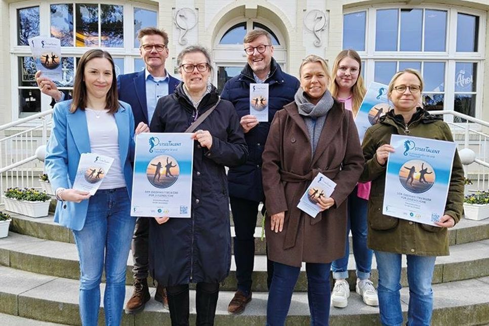 Freuen sich auf die 2. Auflage des OstseeTalent (von links): Lea Muuß  und Joachim Nitz (TSNT GmbH), Dr. Cordula Braun (OGT), Bürgermeister Sven Partheil-Böhnke, Esther Passig (GGS-Strand), Lale Schoenfeld (TSNT GmbH) und Sabine Jensen (GGS-Strand).