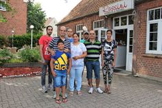 Rajesh Kohli (2. v. lks.) mit seiner Familie und Mitarbeitern vor dem charmanten Restaurant mit Terrasse.