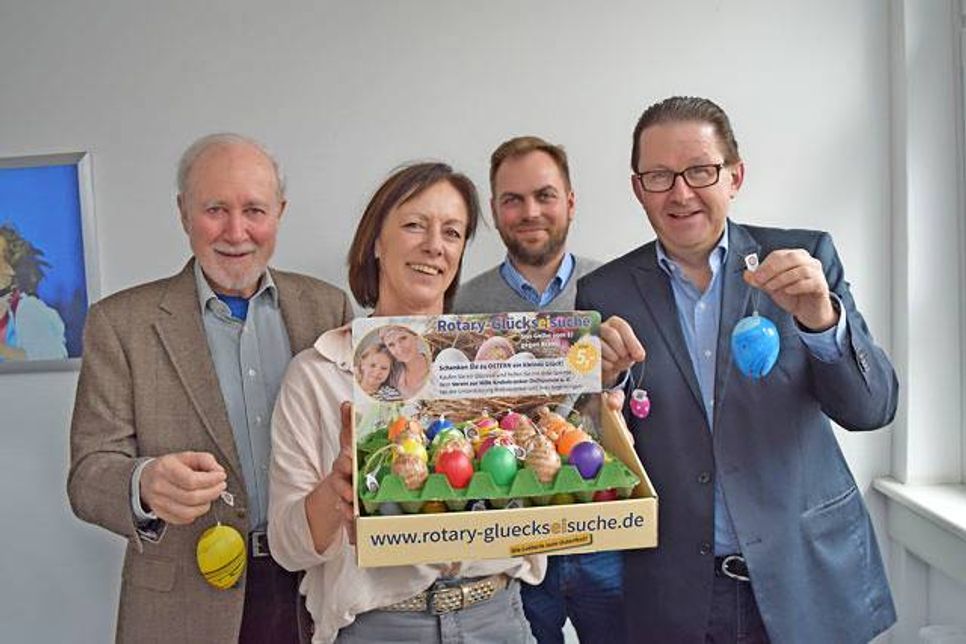 Hoffen auf zahlreiche GlücksEiKäufer: Dr. Rudolf Austermann, Dr. Uta Fenske, Dr. Tim Hümme und Jan Hoffmann, der Präsident des Rotary Clubs.