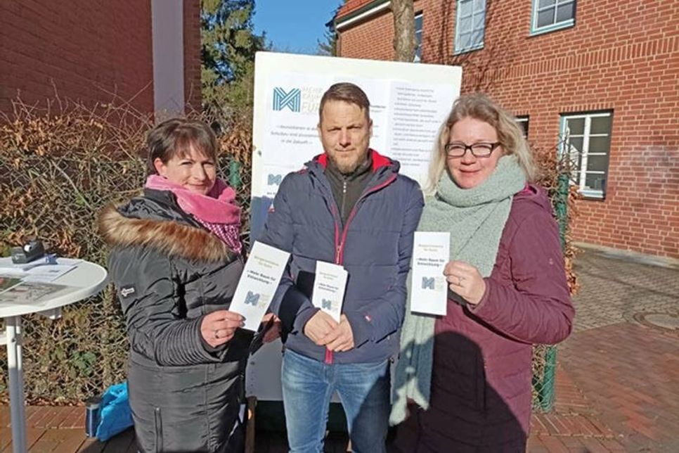 Mit Flyern und Plänen informiert die BI ab sofort samstags am Wochenmarkt.