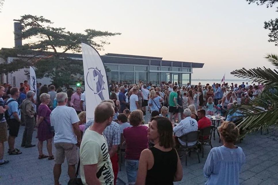 Beliebter Treffpunkt bei Gästen und Einheimischen: &amp;quot;Tanzen am Meer&amp;quot; auf dem Platz am Haus des Kurgastes direkt am Strand. (Foto: TSNT)