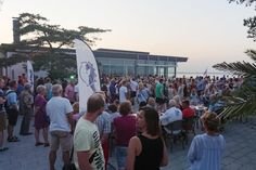 Beliebter Treffpunkt bei Gästen und Einheimischen: &amp;quot;Tanzen am Meer&amp;quot; auf dem Platz am Haus des Kurgastes direkt am Strand. (Foto: TSNT)