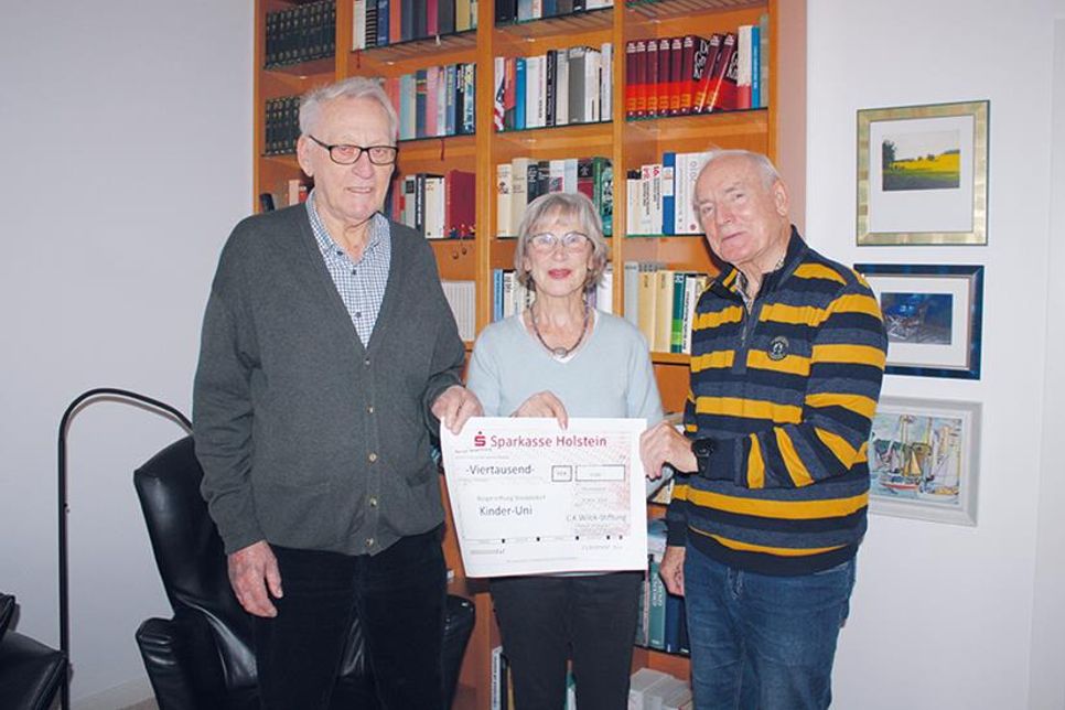 Die Stiftungsgründer Klaus (li.) und Charlotte Wilck bei der Scheckübergabe an Volker Olbers. 4.000 Euro spenden die Stockelsdorfer Eheleute an die Kinder-Uni der Bürgerstiftung Stockelsdorf.