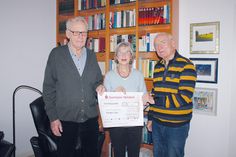 Die Stiftungsgründer Klaus (li.) und Charlotte Wilck bei der Scheckübergabe an Volker Olbers. 4.000 Euro spenden die Stockelsdorfer Eheleute an die Kinder-Uni der Bürgerstiftung Stockelsdorf.