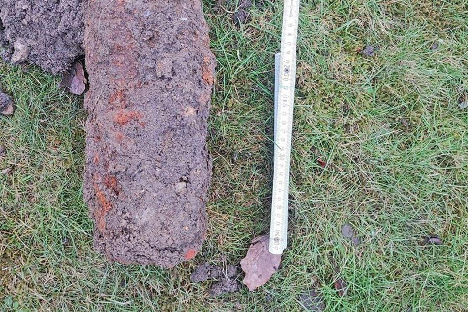 So sah die rund 15 Kilogramm schwere Brandbombe aus, die eine Frau bei Gartenarbeiten entdeckt hatte.