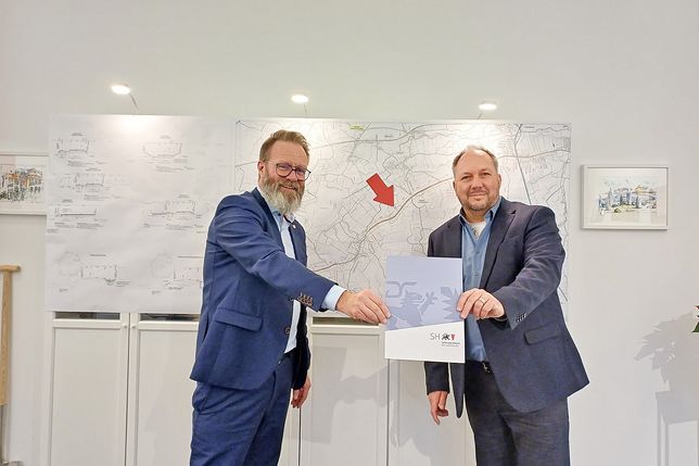 Minister Claus Ruhe Madsen und Landrat Timo Gaarz bei der Übergabe des Förderbescheides.