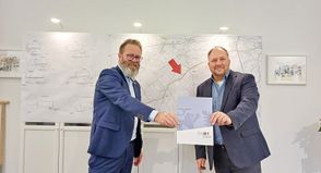 Minister Claus Ruhe Madsen und Landrat Timo Gaarz bei der Übergabe des Förderbescheides.