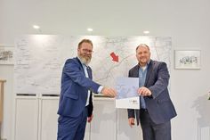Minister Claus Ruhe Madsen und Landrat Timo Gaarz bei der Übergabe des Förderbescheides.