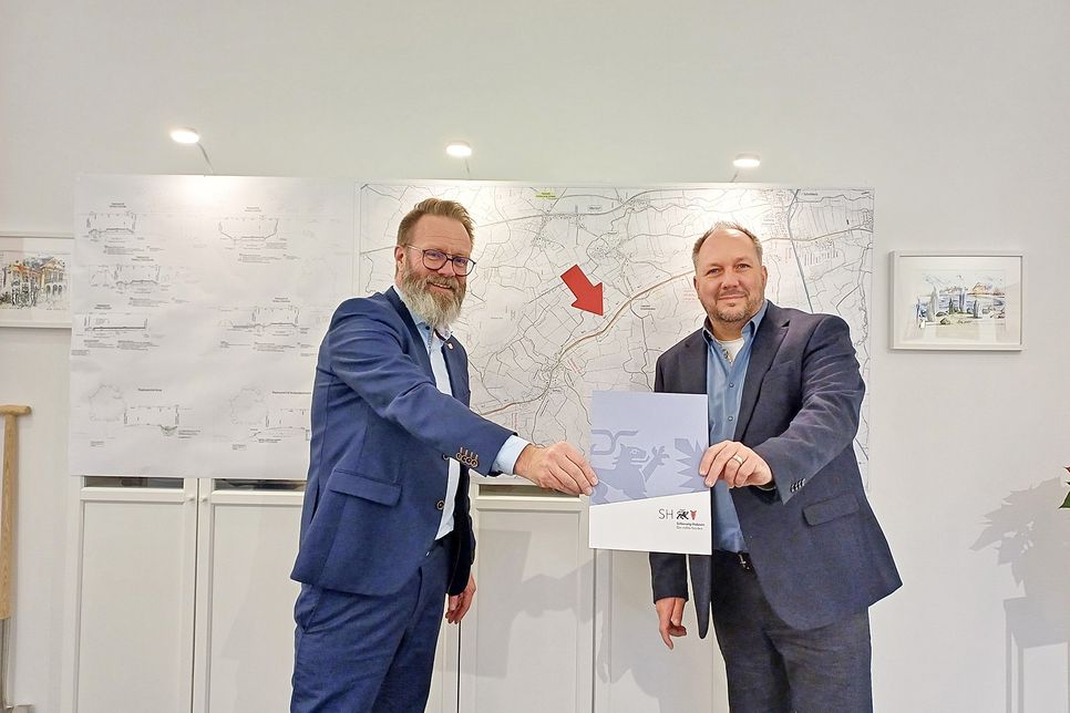 Minister Claus Ruhe Madsen und Landrat Timo Gaarz bei der Übergabe des Förderbescheides.