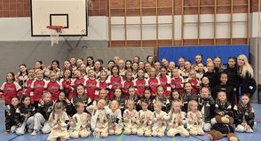 Mit zahlreichen Gruppen, Solos und Duos präsentierte die Central Dance Academy starke Performances.
