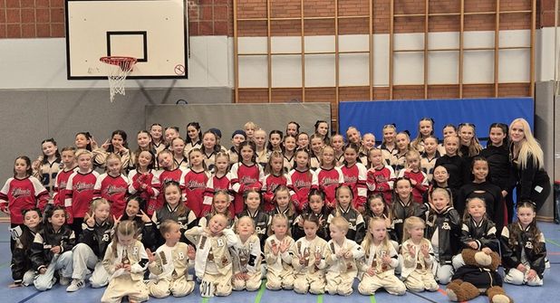 Mit zahlreichen Gruppen, Solos und Duos präsentierte die Central Dance Academy starke Performances.