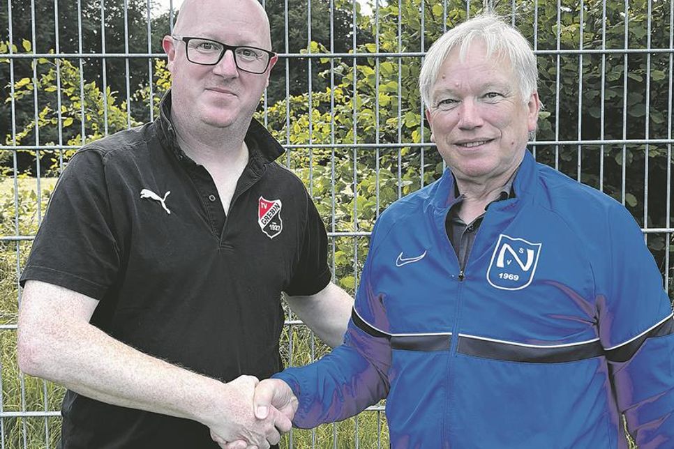 Gebündelte Kraft: Marcel Kühn (SV Grebin) und Klaus-Dieter Götting (Eutin-Neudorfer SV, re.) haben eine Spielgemeinschaft organisiert.