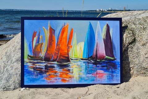 Beim diesjährigen Kunstpreis Lübecker Bucht gingen insgesamt 80 Bewerbungen bei dem Veranstalter, der Tourismus-Agentur Lübecker Bucht, ein. Unter den 35 teilnehmenden Exponaten ist auch „Bunte Segel“ von Paul Schubert.