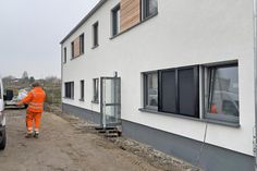 Seitenansicht der Wohnanlage mit Haupteingang.