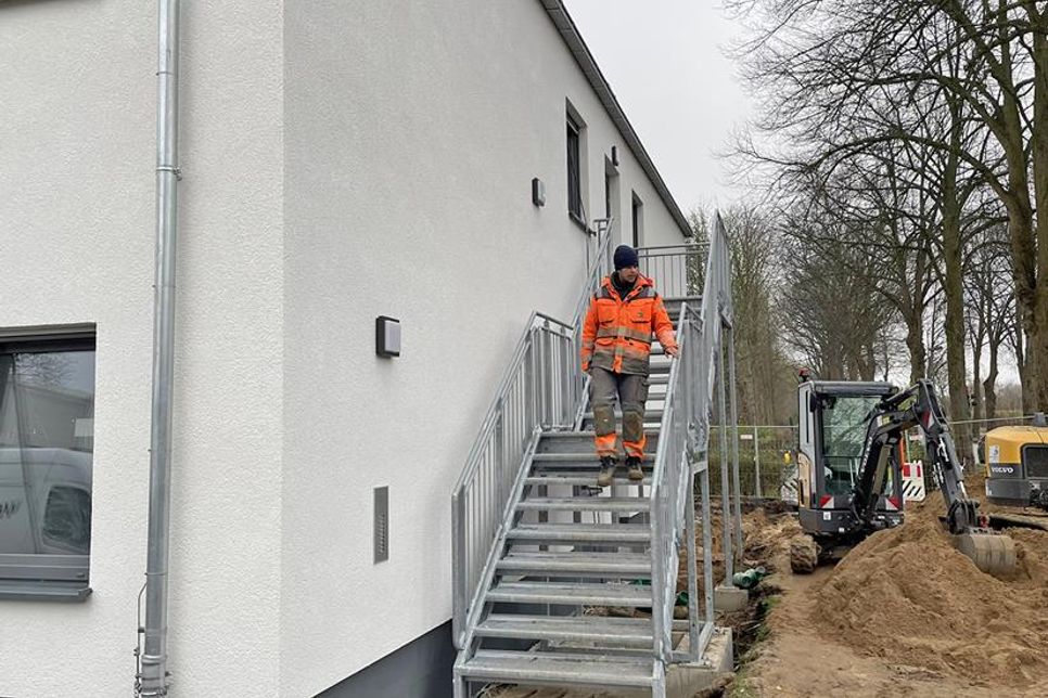 Über eine Außentreppe gelangt man ins Obergeschoss.