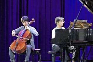 Der Pianist Haoxinag begleitet den Cellisten Kuon Liu am Flügel.