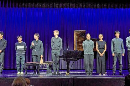 Der Pianist Mikkel Möller Sörensen inmitten der jungen, hochbegabten Cellisten.
