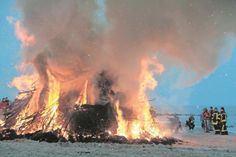 Das Maifeuer blickt auf eine lange Tradition zurück und ist auch heute noch willkommener Anlass zum Tanzen und beisammen sein.