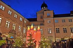 Zum 25. Mal verwandelt sich der Schlosshof in ein weihnachtliches Budendorf, in dessen Zentrum alle Jahre wieder die roten Riesenkerzen stehen.
