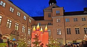 Zum 25. Mal verwandelt sich der Schlosshof in ein weihnachtliches Budendorf, in dessen Zentrum alle Jahre wieder die roten Riesenkerzen stehen.
