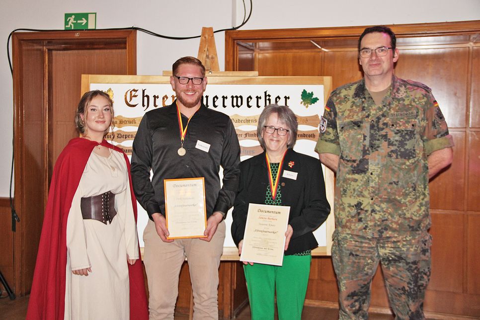 v.l.n.r. „Die heilige Barbara“ Katharina Maaß, Dirk Falkowski, Susanne Knees, Oberstleutnant Ralf Stachowiak.