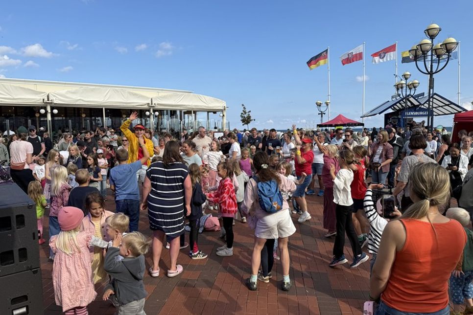 Schon am Nachmittag herrschte rund um den Seebrückenvorplatz beste Stimmung. Auch die jüngsten Besucher feierten mit.