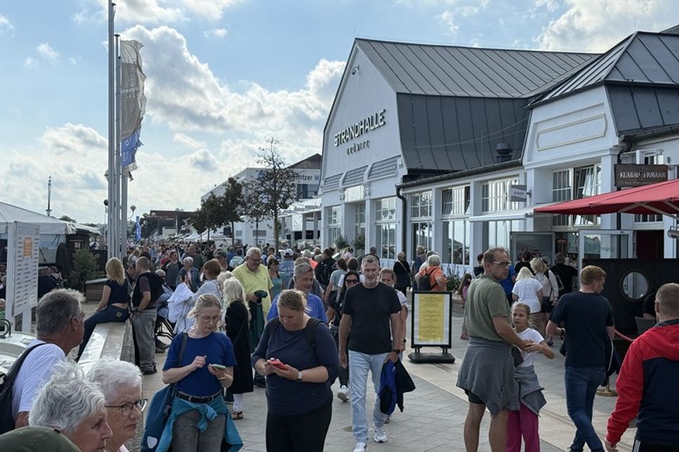 Volle Promenade: Rund 45.000 Besucher kamen am Wochenende zum Saisonhöhepunkt nach Grömitz.