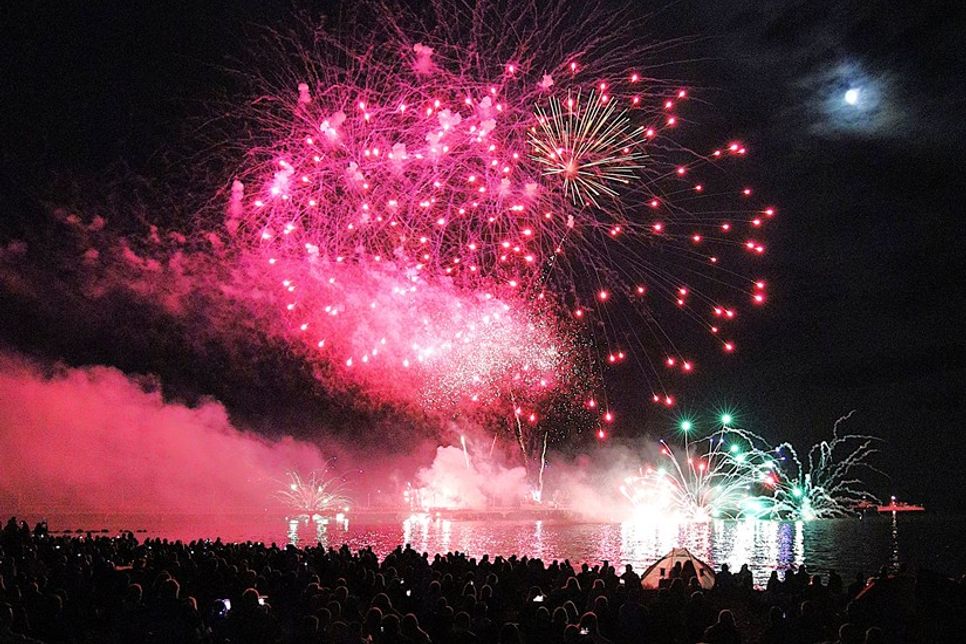 Farbenprächtiges Finale: Das große Feuerwerk über dem Wasser begeisterte Zehntausende Zuschauer am Grömitzer Strand. (Foto: Christian Lück)