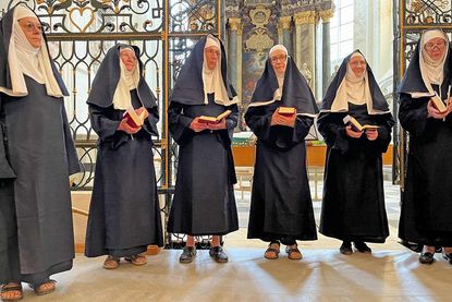 Mitglieder des Stadtkirchenchores wurden für ein Konzert zu Nonnen in Benediktinerinnen-Kutte.