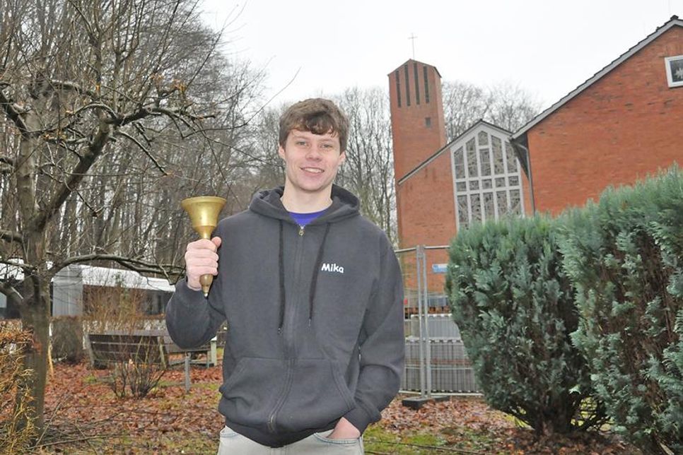 Für die Ellerbeker Bugenhagen-Gemeinde ist die Zeltlager-Saison bereits eingeläutet. Die Planungen laufen auf Hochtouren. Fürs Foto hat Mitarbeiter Mika Bulitz ein wichtiges Utensil mitigebracht. Mit dieser Glocke werden seit Generationen Kinder und Jugendliche im Zeltlager geweckt.
