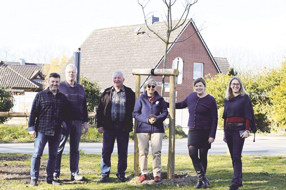 In Krumbeck wurde jetzt der aktuelle Baum des Jahres gepflanzt: Andreas Haase (v.li, Dorfvorsteher Krumbeck), Andreas Horn (Wehrführer a. D.), Jürgen Römmeling (BUKS), Bürgermeisterin Julia Samtleben und Nadine Gdaniec (BUKS).