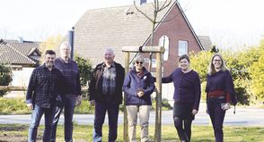 In Krumbeck wurde jetzt der aktuelle Baum des Jahres gepflanzt: Andreas Haase (v.li, Dorfvorsteher Krumbeck), Andreas Horn (Wehrführer a. D.), Jürgen Römmeling (BUKS), Bürgermeisterin Julia Samtleben und Nadine Gdaniec (BUKS).