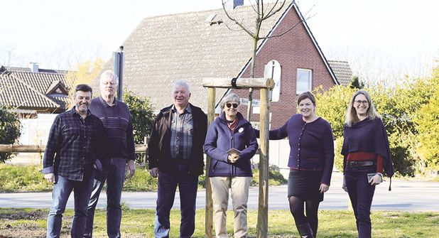 In Krumbeck wurde jetzt der aktuelle Baum des Jahres gepflanzt: Andreas Haase (v.li, Dorfvorsteher Krumbeck), Andreas Horn (Wehrführer a. D.), Jürgen Römmeling (BUKS), Bürgermeisterin Julia Samtleben und Nadine Gdaniec (BUKS).