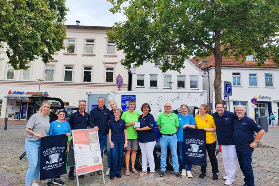 Spendengeldübergabe beim Weltkindertag für den Verein „Kinder auf Schmetterlingsflügeln“ Hospiz in Ratekau.