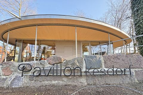 Mit seiner organischen Form fügt sich der Pavillon Kesdorf perfekt in die Umgebung ein.