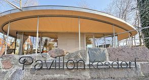 Mit seiner organischen Form fügt sich der Pavillon Kesdorf perfekt in die Umgebung ein.