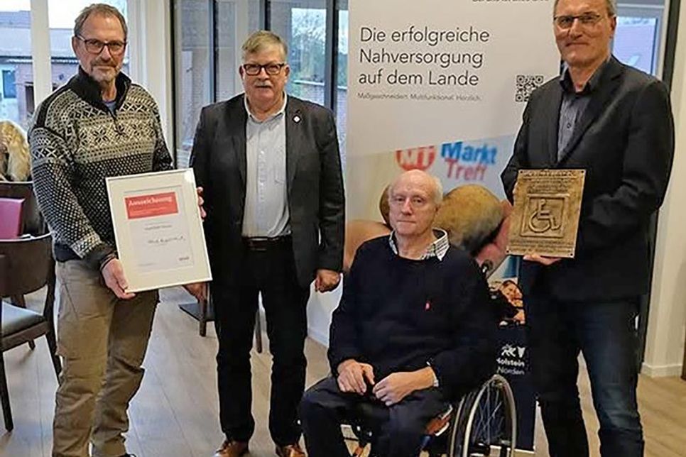 Bürgermeister Thomas Gerber, SoVD-Landeschef Alfred Bornhalm, SoVD-Experte Mario Eggers und „MarktTreff“-Koordinator Bernhard Horstmann (v.l.) freuten sich über die Gütesiegel-Verleihung.