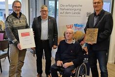 Bürgermeister Thomas Gerber, SoVD-Landeschef Alfred Bornhalm, SoVD-Experte Mario Eggers und „MarktTreff“-Koordinator Bernhard Horstmann (v.l.) freuten sich über die Gütesiegel-Verleihung.