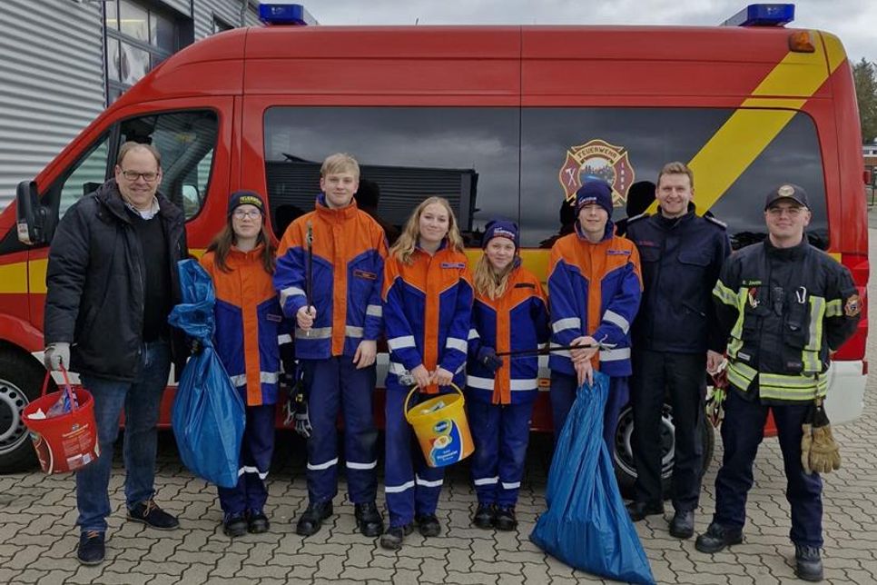 Auch die Feuerwehr und die Jugendfeuerwehr beteiligten sich an der Aktion, begleitet von Bürgermeister Mirko Spieckermann (lks.).