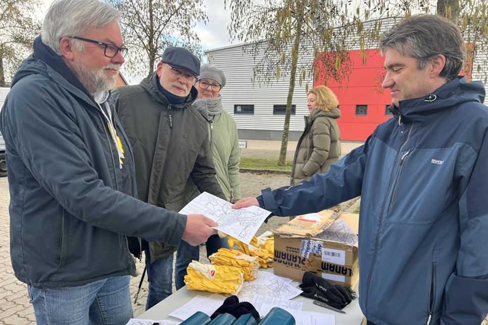 Wie immer wurden die Müllsammler beim Bauamt mit Müllsäcken, Greifzangen und Handschuhen versorgt.