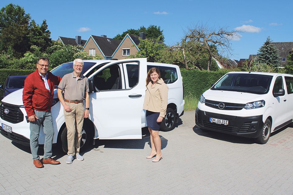 Andreas Gurth (mi.) aus dem Vorstand der Bluhme-Jebsen-Stiftung bei der Übergabe des neuen Fahrzeugs an Manfred Beckmann, Vorsitzender des Vereins zur Förderung von Kindern OGGS e.V., und Bürgermeisterin Julia Samtleben.