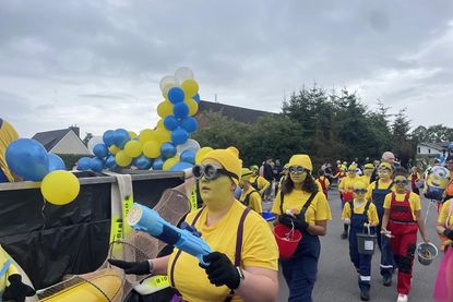 Bunte Kostüme und Wagen beim Festumzug am Sonntag.