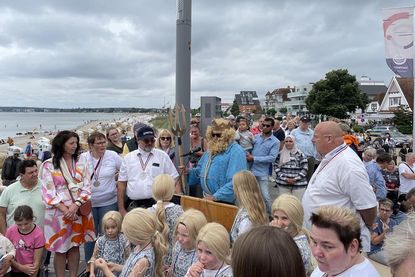 Pünktlich zum Beginn der Haffkruger Aalwoche wurde Neptun mit seinen Nixen empfangen.