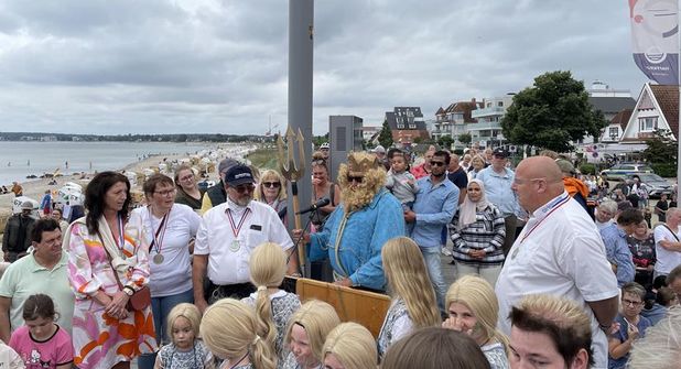 Pünktlich zum Beginn der Haffkruger Aalwoche wurde Neptun mit seinen Nixen empfangen.