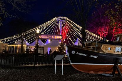 Bunte Lichter bilden ein „Festzelt“ über dem Weihnachtsmarkt auf der Festivalwiese, zu der man vorbei an liebevoll arrangierten Ausstellungs- und Spielmöglichkeiten gelangt.
