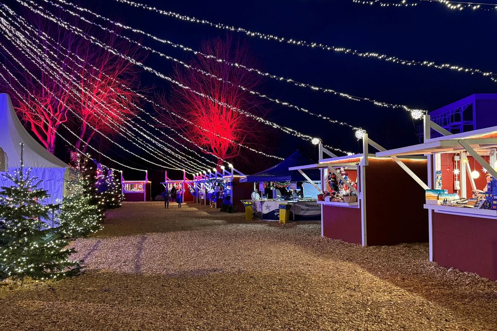 Gemütliche Weihnachtsstände laden zum Stöbern nach manch hübschem Geschenk sowie zum Verweilen beispielsweise bei duftenden Waffeln oder wärmendem Heißgetränk ein.