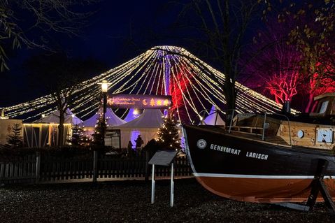 Bunte Lichter bilden ein „Festzelt“ über dem Weihnachtsmarkt auf der Festivalwiese, zu der man vorbei an liebevoll arrangierten Ausstellungs- und Spielmöglichkeiten gelangt.