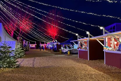 Gemütliche Weihnachtsstände laden zum Stöbern nach manch hübschem Geschenk sowie zum Verweilen beispielsweise bei duftenden Waffeln oder wärmendem Heißgetränk ein.