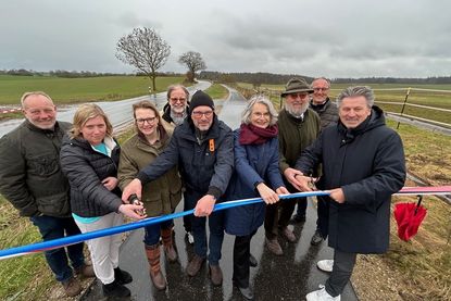 Die Verantwortlichen für den neuen Radweg eröffneten bei eher untypischem Fahrradwetter die neue Strecke. Quelle: Ministerium für Wirtschaft, Verkehr, Arbeit, Technologie und Tourismus.