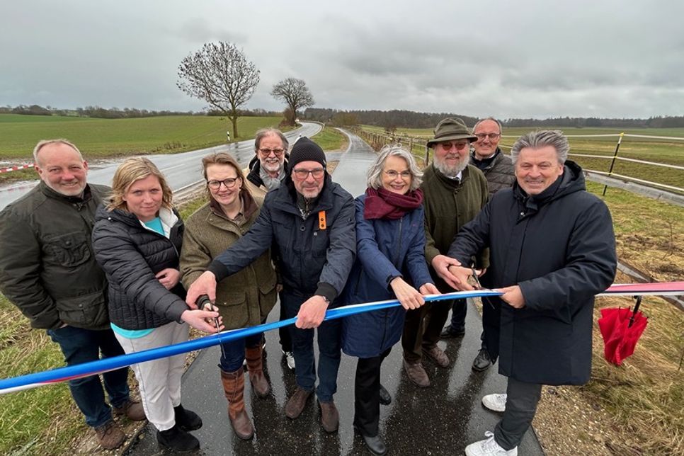 Die Verantwortlichen für den neuen Radweg eröffneten bei eher untypischem Fahrradwetter die neue Strecke. Quelle: Ministerium für Wirtschaft, Verkehr, Arbeit, Technologie und Tourismus.